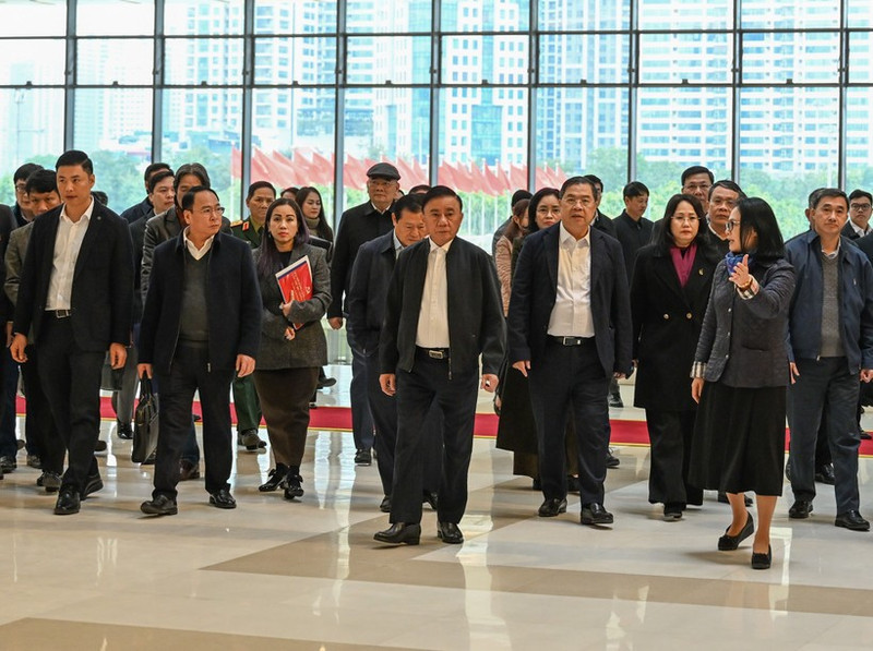 越共中央政治局委员、中央书记处常务书记陈锦秀率工作代表团赴国家会议中心检查越南共产党第十四次全国代表大会筹备工作。（维灵 摄）