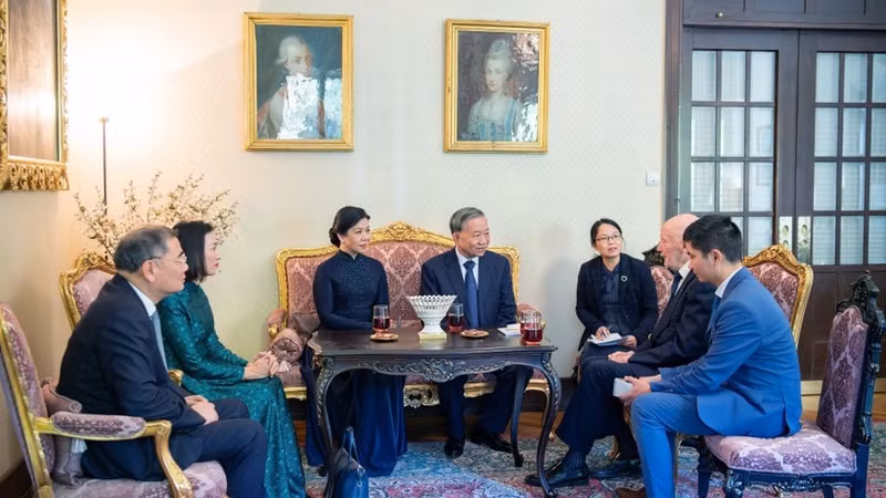 越共中央总书记苏林和夫人会见保加利亚前国王西美昂·萨克森-科堡-哥塔。（图片来源：越通社）