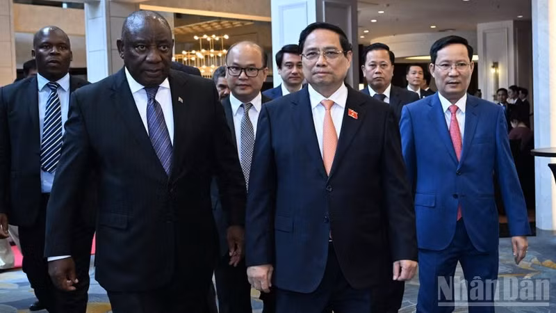 政府总理范明正与南非总统拉马福萨出席越南—南非企业论坛。（陈海 摄）