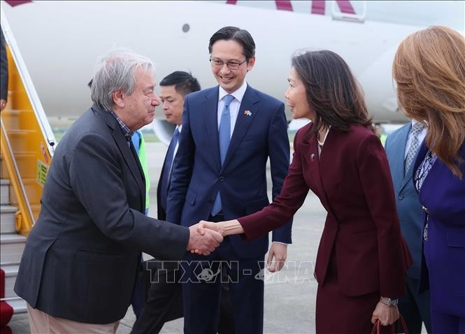 联合国秘书长安东尼奥•古特雷斯抵达河内 开始对越南进行正式访问。（图片来源：越通社）