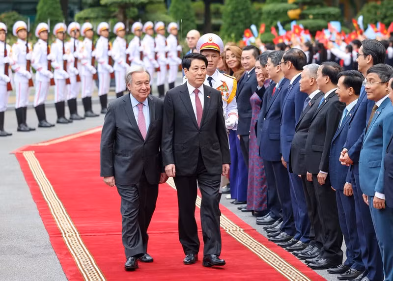 越南国家主席梁强主持隆重仪式 欢迎联合国秘书长正式访越。（水原 摄）