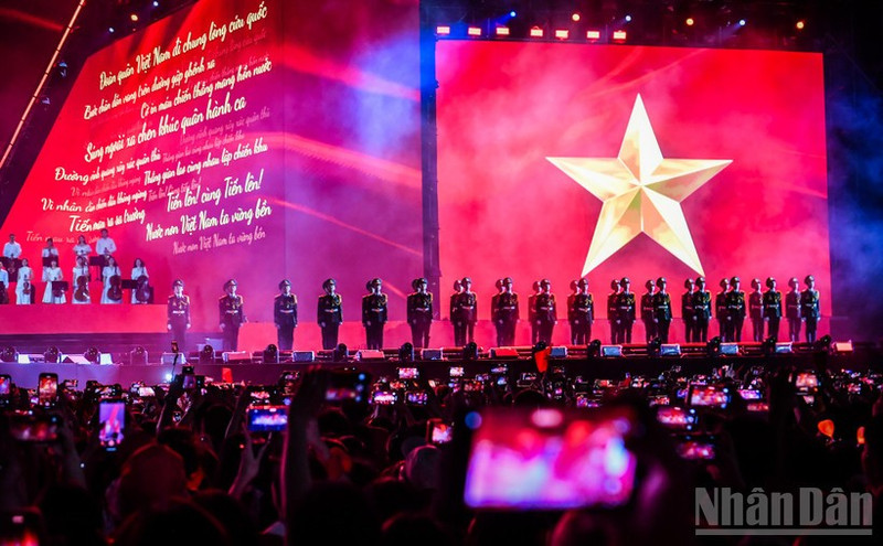 主题为《祖国在我心中》的政论艺术晚会为观众和参演艺术家带来了丰富的情感体验。（成达 摄）