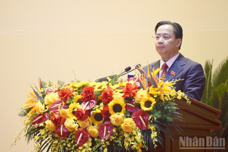 谅山省委书记黄文验在会上发表讲话。
