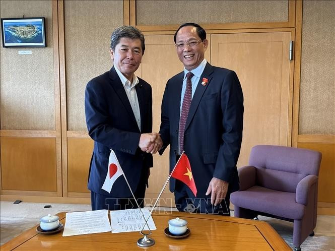 越共中央委员、越南国会副主席陈光方上将会见大分县议会议长岛浩一。（图片来源：越通社）