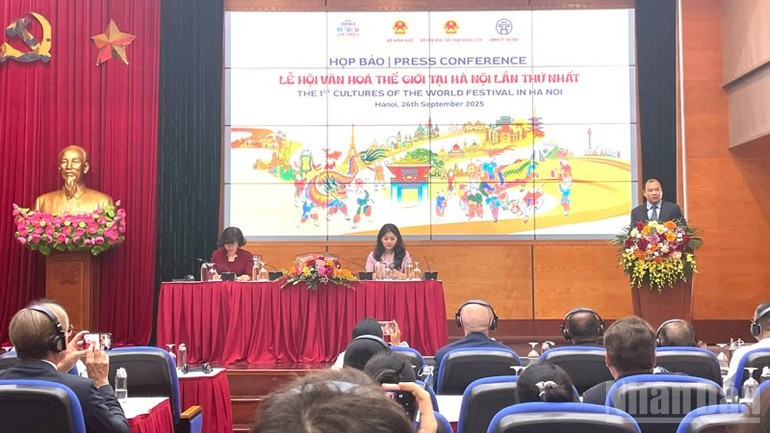 越南文化体育与旅游部常务副部长黎海平在新闻发布会上致辞。