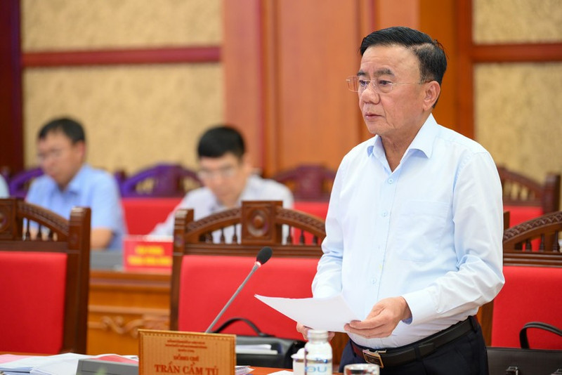 中央书记处常务书记陈锦秀签发越共中央政治局、中央书记处关于政治体系和两级地方政府运行情况和成效的第195-KL/TW号结论。（世大 摄）