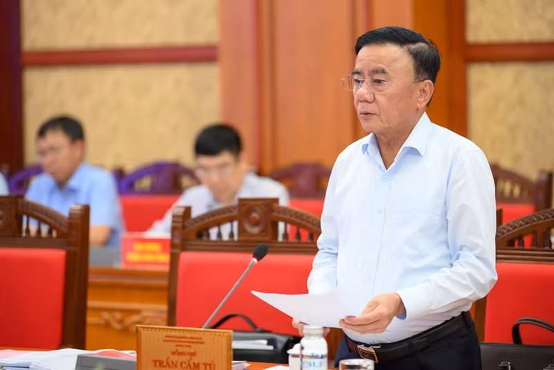 中央书记处常务书记陈锦秀签发越共中央政治局、中央书记处关于政治体系和两级地方政府运行情况和成效的第195-KL/TW号结论。（世大 摄）