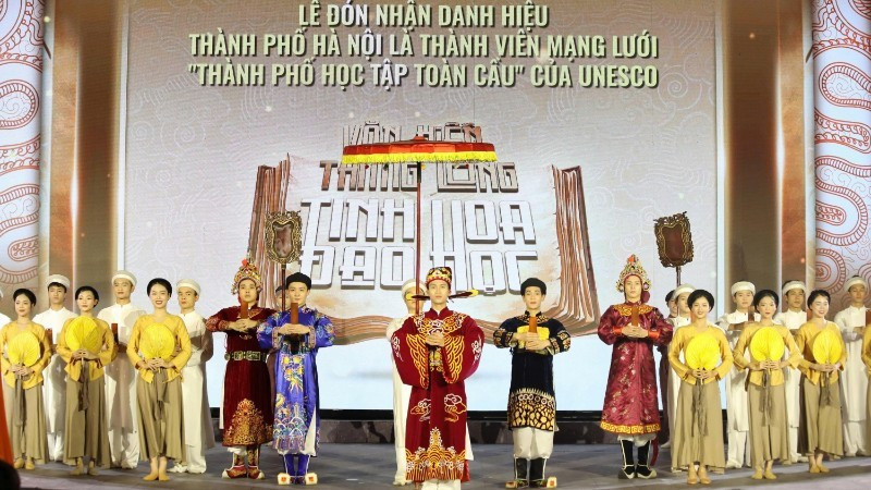 河内市人民委员会在文庙-国子监文化科学活动中心举行仪式，接受联合国教科文组织全球学习型城市网络成员证书。（图自：nhandan.vn）