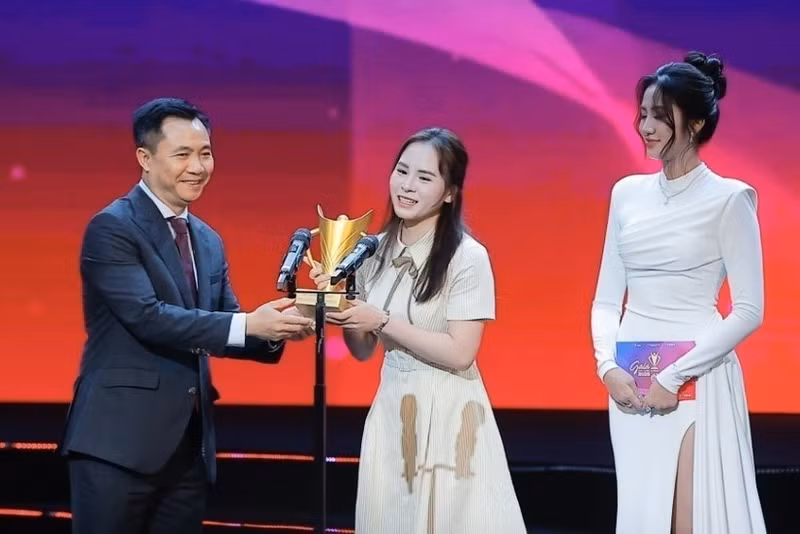 射击选手郑秋荣获年度最佳女运动员奖。（图片来源：越通社）