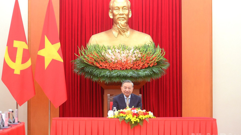 越共中央总书记苏林同新加坡人民行动党秘书长、政府总理黄循财通电话。（登科 摄）