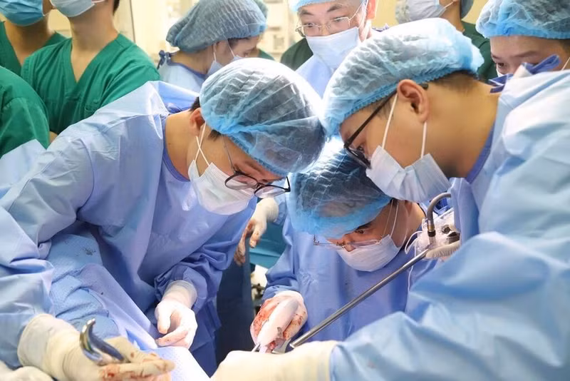 医生们演示妇科癌症治疗中经阴道自然腔道经腔内镜手术。（图片来源：K医院）