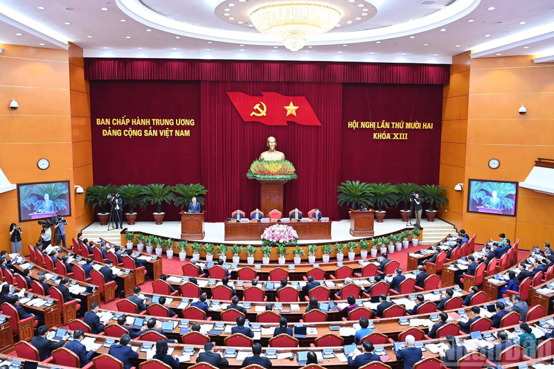 越共第十三届中央委员会第十二次全体会议在河内市隆重开幕。 