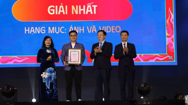 越南政府副总理梅文正向获奖者颁奖。（玉莲 摄）