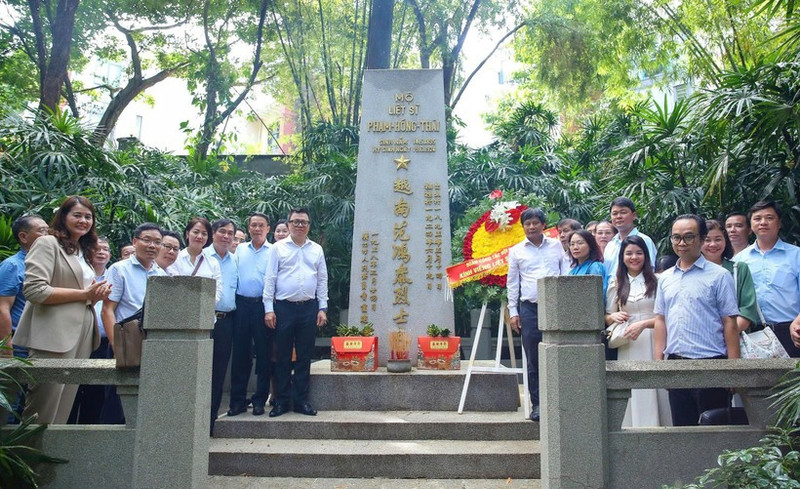 越南记协代表团在广州市黄花岗烈士陵园向范鸿泰烈士敬献花圈并上香，缅怀他对党和民族革命事业的英勇牺牲，表达深深的敬意和感激之情。