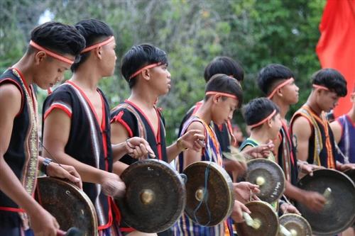 “双鼓、三锣、五钲”以及传统土锦布纺织技艺，共同塑造了巴拿族人独具一格的文化特色。