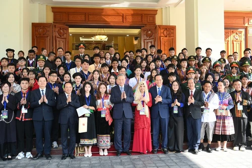 越共中央总书记苏林会见少数民族优秀学生和青年代表。