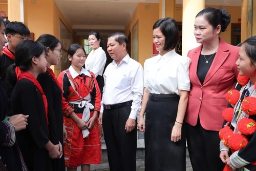 教育培训部领导看望沾化民族寄宿制高中学校。