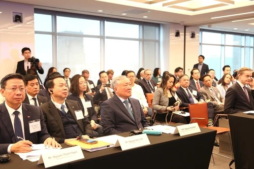 越南政府常务副总理阮和平出席越美企业座谈会。