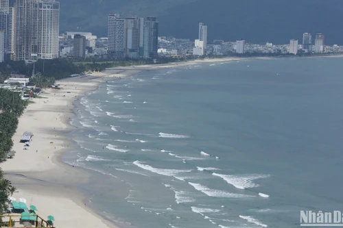 附图：岘港市美溪海滩。