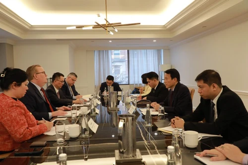 越南公安部长梁三光会见亚马孙集团领导。