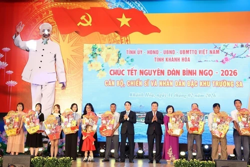 通过异地同步直播活动向长沙特区军民致以新春祝福。