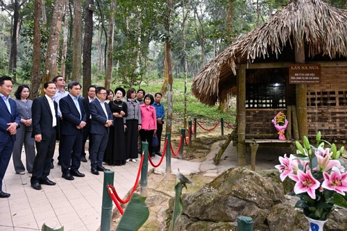 《人民报》社代表团对宣光省新潮乡举办“思源”活动并赠送礼物。（成达 摄）