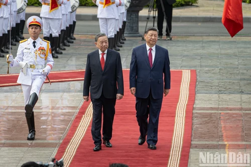 2025年4月14日下午，在主席府，越共中央总书记苏林按照给予国家元首的最高规格礼遇举行隆重仪式，欢迎中共中央总书记、中国国家主席习近平对越南进行国事访问。