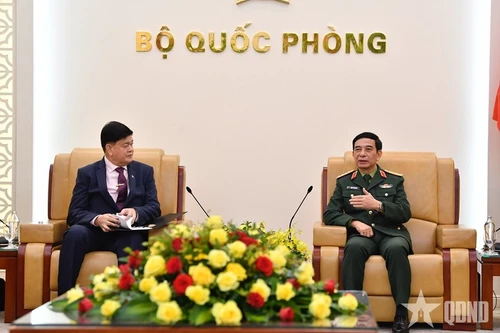 越南国防部长潘文江大将会见菲律宾国防部副部长伊里内奥·埃斯皮诺。（图片来源：人民军队报）