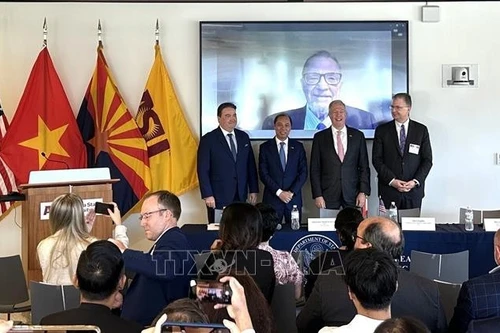 越南驻美国大使阮国勇与各位美国前驻越南大使。(图片来源:越通社)