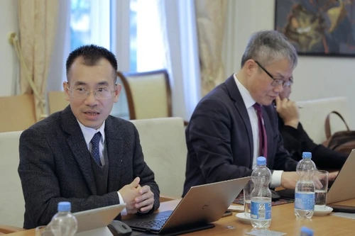 越南国家科学技术发展基金会（NAFOSTED）副经理阮富平在座谈会上发言。（图片来源：越通社）