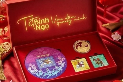 '丙午春节'邮票和'日马飞云'纪念币。