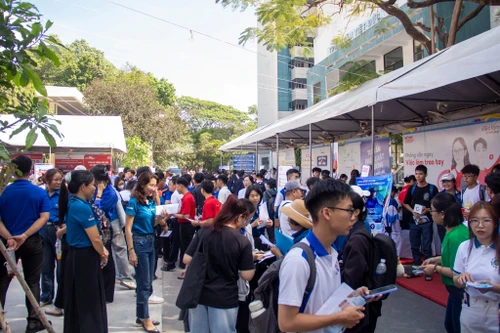 劳动者在由胡志明市青年就业服务中心（YES Center）举办的“2025年劳动者接力”活动中求职。