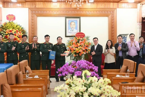 第325师成立75周年——《人民报》社代表团访问并致以祝福。