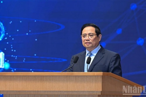 越南政府总理范明正在政府驻地出席第三届国家数字经济与数字社会发展论坛。（陈海 摄）