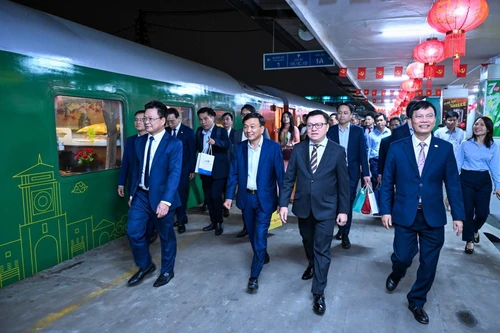 越共中央委员、《人民报》社总编辑、中央宣教与民运部副部长、越南新闻工作者协会主席黎国明同志，与越南铁路行业领导及相关企业代表一同看望慰问铁路职工，向大家致以新年问候。