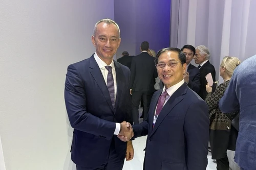 在签署仪式间隙，裴青山副总理与联合国前中东事务特使尼古拉·姆拉德诺夫握手交谈。