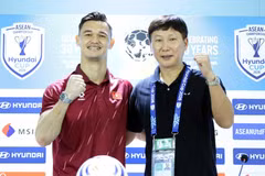 在越南队2-0战胜泰国队后，越南队主教练金相植和门将黎江·帕特里克在新闻发布会上合影。图片来源：VFF