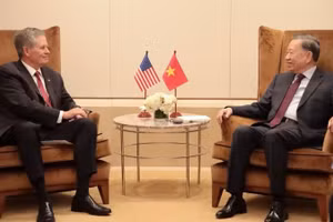 越共中央总书记、国家主席苏林会见美国参议员史蒂夫·戴恩斯。（图片来源：越通社）