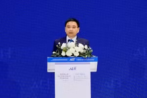 越南政府副总理阮文胜在2026年秋季经济论坛上发表讲话。