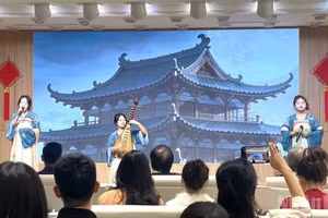 在活动上表演的文艺节目。