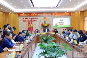新闻发布会场面。