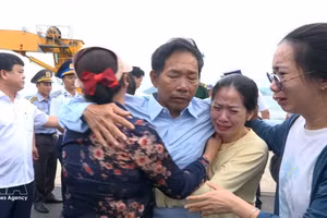 获救渔民平安归家团聚。（图片来源：越通社）