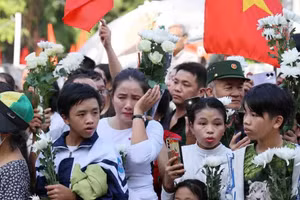 众多民众等候送别烈士前往胡志明市烈士陵园安葬。（图片来源：越通社）