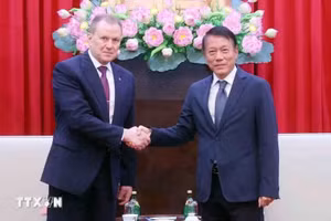 越共中央政治局委员、公安部部长梁三光大将与俄罗斯联邦处罚执行局局长阿尔卡季·亚历山德罗维奇·戈斯捷夫大将。（图片来源：越通社）