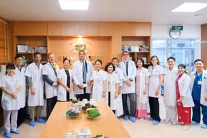 瑞典驻越南大使约翰·恩迪西（Johan Ndisi）探访河内妇产医院，并见证该院与瑞典卡罗林斯卡医学院（Karolinska Institutet）签署合作备忘录，旨在提升孕产妇和新生儿医疗护理质量，特别是早产儿护理水平。（图片来源：瑞典驻越南大使馆）
