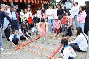 在白俄罗斯首都明斯克郊区克利诺克村举行的2026年越南语夏令营文化体验活动。（图片来源：越通社）