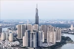 胡志明市中心附近西贡河畔的高端公寓综合体。（图片来源：越通社）