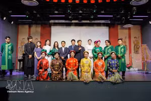 越南在法国首都巴黎举行的系列文化活动给观众留下深刻印象。（图片来源：越通社）