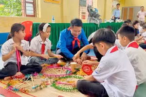 在河静省山金2乡举行的“关爱边疆少年儿童”系列活动和“情暖中秋——花灯点亮梦想”中秋晚会上，孩子们参加制作中秋花灯活动。