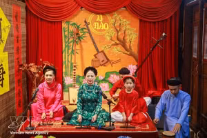 越南歌筹唱曲表演。（图片来源：越通社）
